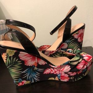Chinese laundry flower wedges